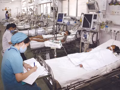 Trẻ bị bệnh tay, chân, miệng nặng được điều trị tại Bệnh viện Nhi Đồng TPHCM. Ảnh: TTXVN