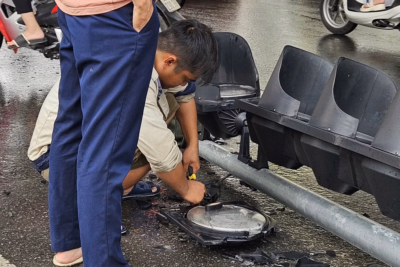 Lực lượng chức năng xử lý đèn giao thông bị đổ sau cơn mưa lớn.