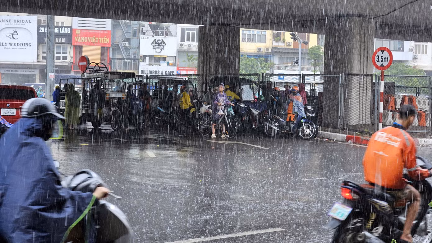 Gầm cầu vượt Ngã Tư Sở nhanh chóng thành nơi trú mưa.