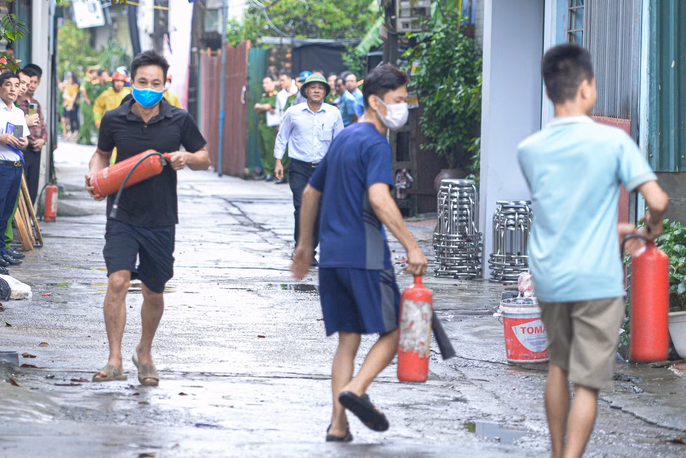 Giai đoạn 1, khi phát hiện đám cháy, người dân nhanh chóng hô hoán báo động, sử dụng nút ấn báo cháy của tổ liên gia, báo động toàn bộ tổ liên gia tham gia hỗ trợ cứu chữa. Tổ liên gia an toàn PCCC gồm khoảng 20 người đã nhanh chóng hô hoán, sử dụng bình chữa cháy để hỗ trợ công tác chữa cháy và cứu nạn cứu hộ, di chuyển dìu 1 người bị nạn và hàng hóa.