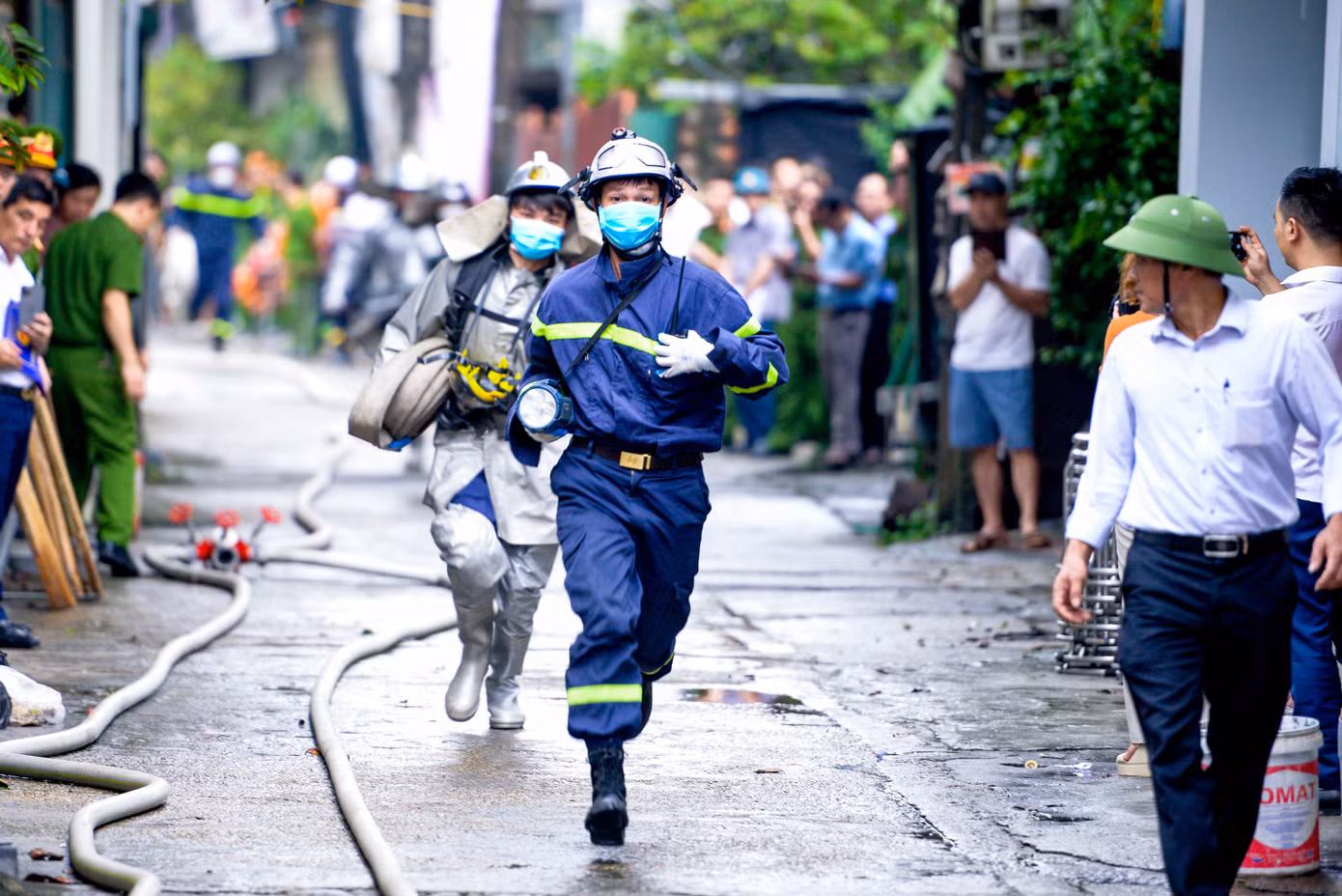 Giai đoạn 2, nhận được tin báo cháy tại Khu dân cư xã Ngọc Mỹ, có diện tích khoảng 120m2, địa chỉ ngõ 1 Thanh Tre, xóm Ngánh, thôn Ngọc Than, xã Ngọc Mỹ (huyện Quốc Oai, Hà Nội). Trung tâm Thông tin - CATP Hà Nội điều động lực lượng Cảnh sát PCCC&amp;CNCH - CAH Quốc Oai đến xử lý đám cháy. Nhận định đám cháy có diễn biến phức tạp nên đã khẩn trương huy động: 18CBCS, 1 xe chỉ huy, 2 xe chữa cháy nhanh chóng đến đám cháy.
