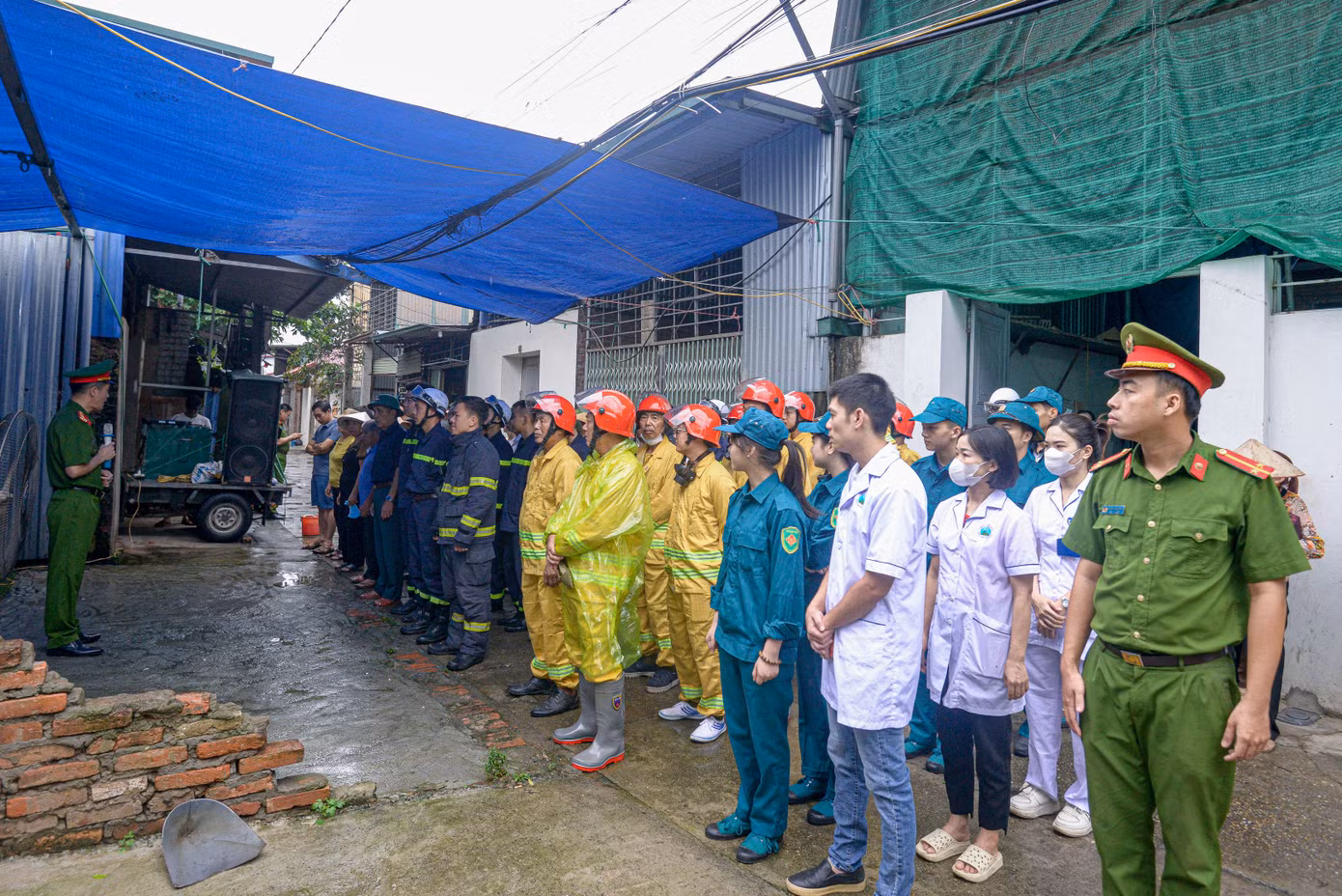 Buổi diễn tập phương án chữa cháy và cứu nạn cứu hộ diễn ra với quy mô lớn có sự tham gia của gần 200 người thuộc các lực lượng chức năng, người dân và nhiều xe chuyên dụng các loại tại xã Ngọc Mỹ (huyện Quốc Oai, Hà Nội).