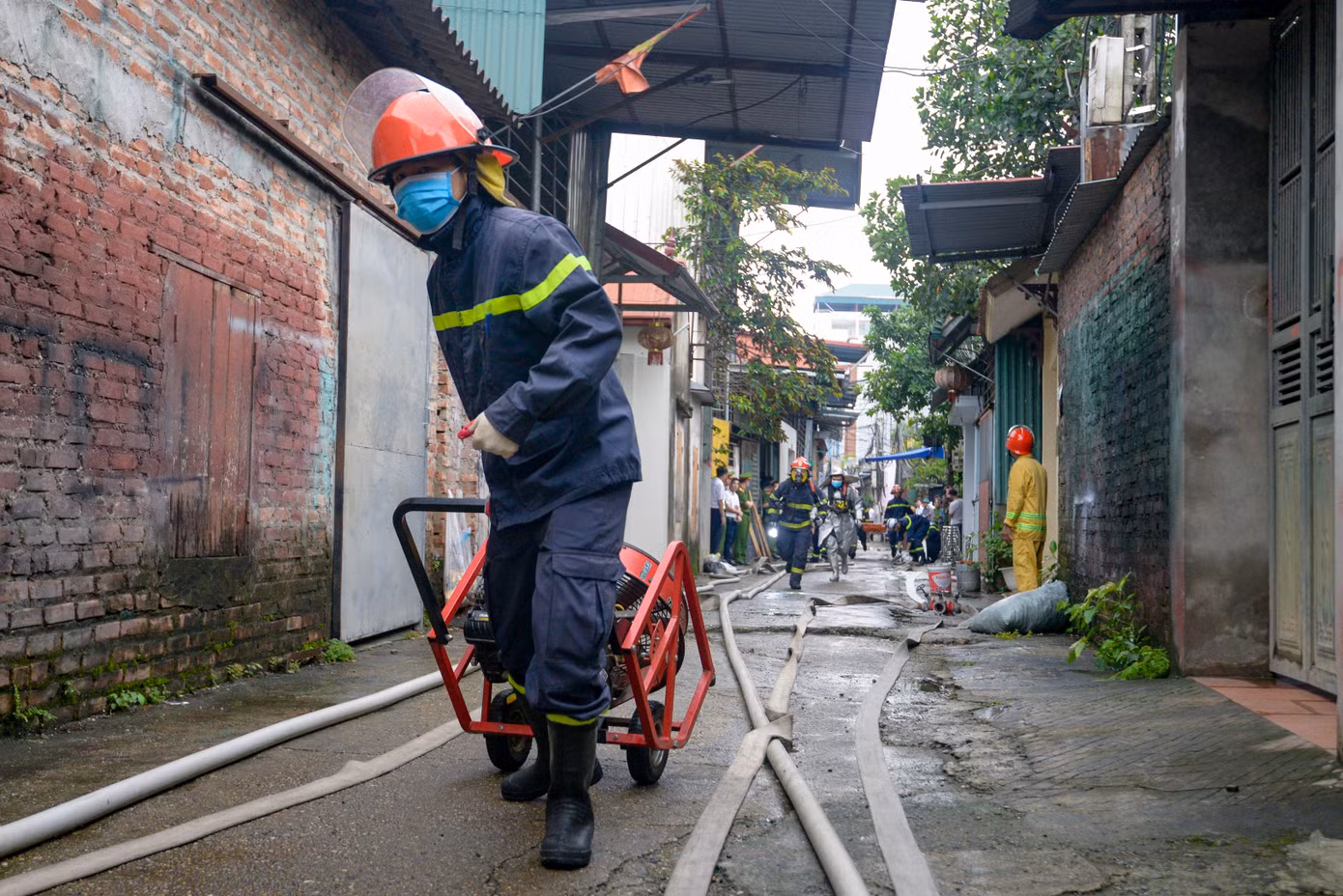 Qua nắm bắt tin báo nơi xảy ra cháy, nhận thấy đây là nơi tập hợp nhiều chất cháy gồm thiết bị điện, gỗ, bao bì, giấy, hàng hóa… nên dễ cháy, nổ đám cháy phát triển nhanh. Chỉ huy chữa cháy đã báo Lãnh đạo UBND huyện về tình hình đám cháy và xin chi viện các lực lượng trong huyện, đồng thời xin ý kiến và báo về Trung tâm thông tin chỉ huy - Công an thành phố Hà Nội xin chi viện để phối hợp tổ chức chữa cháy.