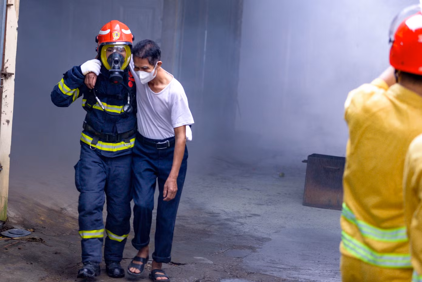 Giai đoạn 3: Qua thông tin các tổ trinh sát báo cáo về tình hình diễn biến vụ cháy Đ/c chỉ huy chữa cháy báo cáo đồng chí Phó giám đốc - CATP Hà Nội, Đ/c Trưởng phòng PC07 - CATP Hà Nội xin chi viện lực lượng, phương tiện của Công an Thành phố tiếp tục tham gia chữa cháy và tổ chức các hoạt động cứu người bị mắc kẹt trong đám cháy. Sau khi nhận được lệnh điều động các lực lượng chi viện của CATP Hà Nội triển khai phối hợp thực hiện các nhiệm vụ chữa cháy và cứu nạn cứu hộ.