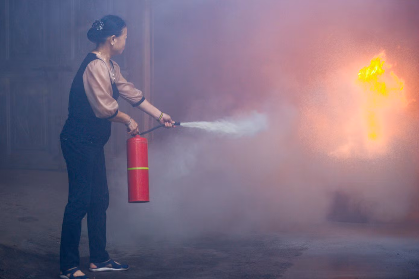 Sau đó, công an xã Ngọc Mỹ và lực lượng an ninh, trật tự cơ sở tiến hành phối hợp với lực lượng PCCC, trong đó phải đảm bảo an ninh trật tự xung quanh khu vực đám cháy, bảo vệ hiện trường, phục vụ công tác khám nghiệm điều tra…