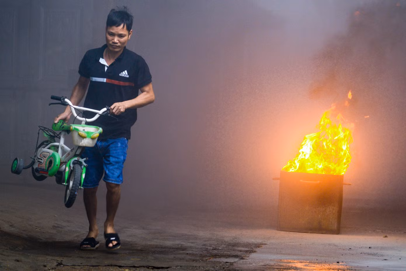 Khi phát hiện, do đám cháy phát triển tự do một thời gian nên đã bùng phát và cháy lan ra xung quanh, đồng thời phát sinh nhiều khói, khí độc lan ra toàn bộ khu vực sản xuất.