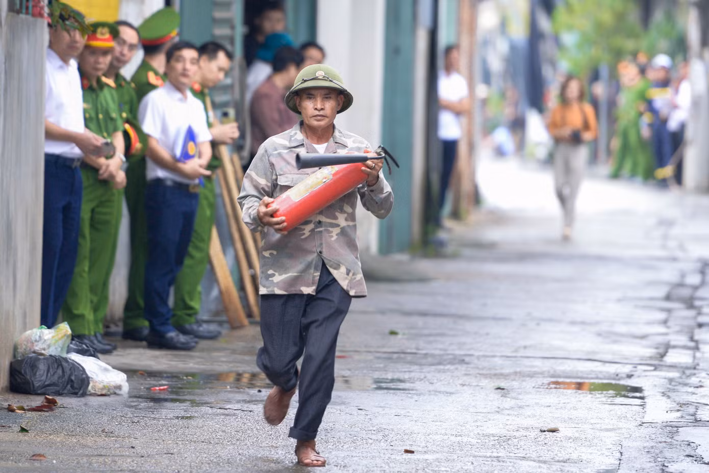 Giai đoạn 1, khi phát hiện đám cháy, người dân nhanh chóng hô hoán báo động, sử dụng nút ấn báo cháy của tổ liên gia, báo động toàn bộ tổ liên gia tham gia hỗ trợ cứu chữa. Tổ liên gia an toàn PCCC gồm khoảng 20 người đã nhanh chóng hô hoán, sử dụng bình chữa cháy để hỗ trợ công tác chữa cháy và cứu nạn cứu hộ, di chuyển dìu 1 người bị nạn và hàng hóa.