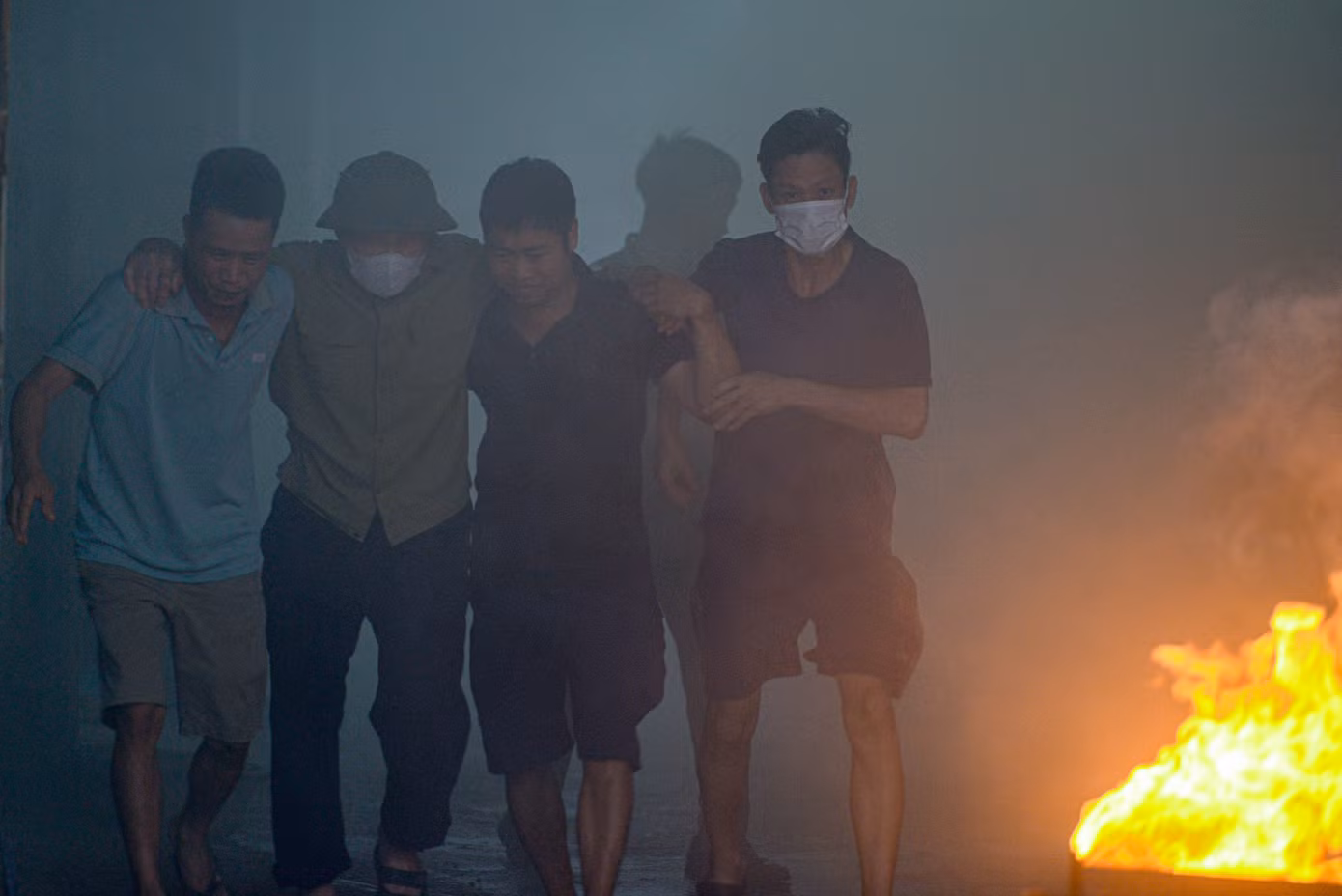 Đám cháy xảy ra vào thời điểm mọi người đang ngủ. Do đám cháy phát triển lớn, khói khí độc dày đặc nên có 04 người hoảng loạn, không tìm được đường thoát nạn và mắc kẹt bên trong đám cháy.
