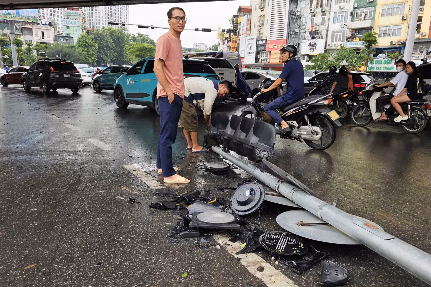 Một đèn giao thông tại Ngã Tư Sở bị gãy đổ.