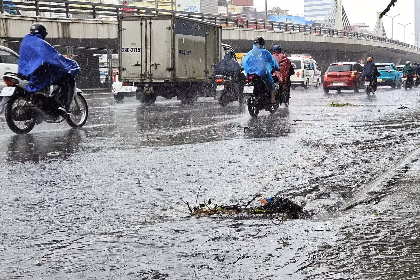 Cơn mưa bất chợt khiến nhiều người trở tay không kịp.
