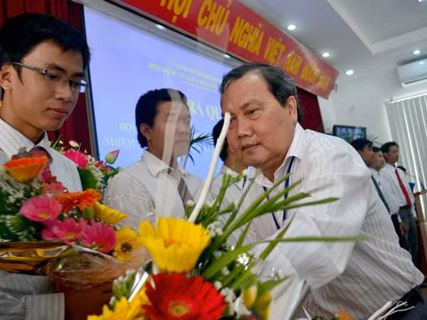 Giám đốc sở nội vụ Bình Định tặng hoa tiễn các trí thức trẻ lên đường về vùng sâu làm PCT xã nghèo.
