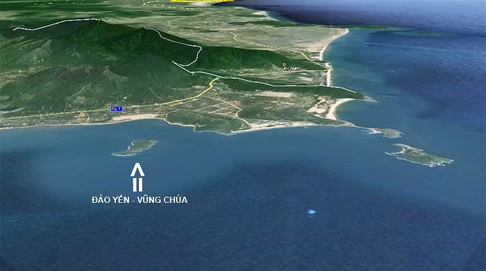 Hình ảnh nhìn từ hướng Đông Nam với mũi tên chỉ Hòn Nồm hay còn gọi là Đảo Yến