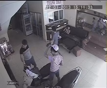 Hai thanh niên vào thuê phòng lúc 15h11 phút (22/7). Hai thanh niên vào thuê phòng lúc 15h11 phút (22/7)