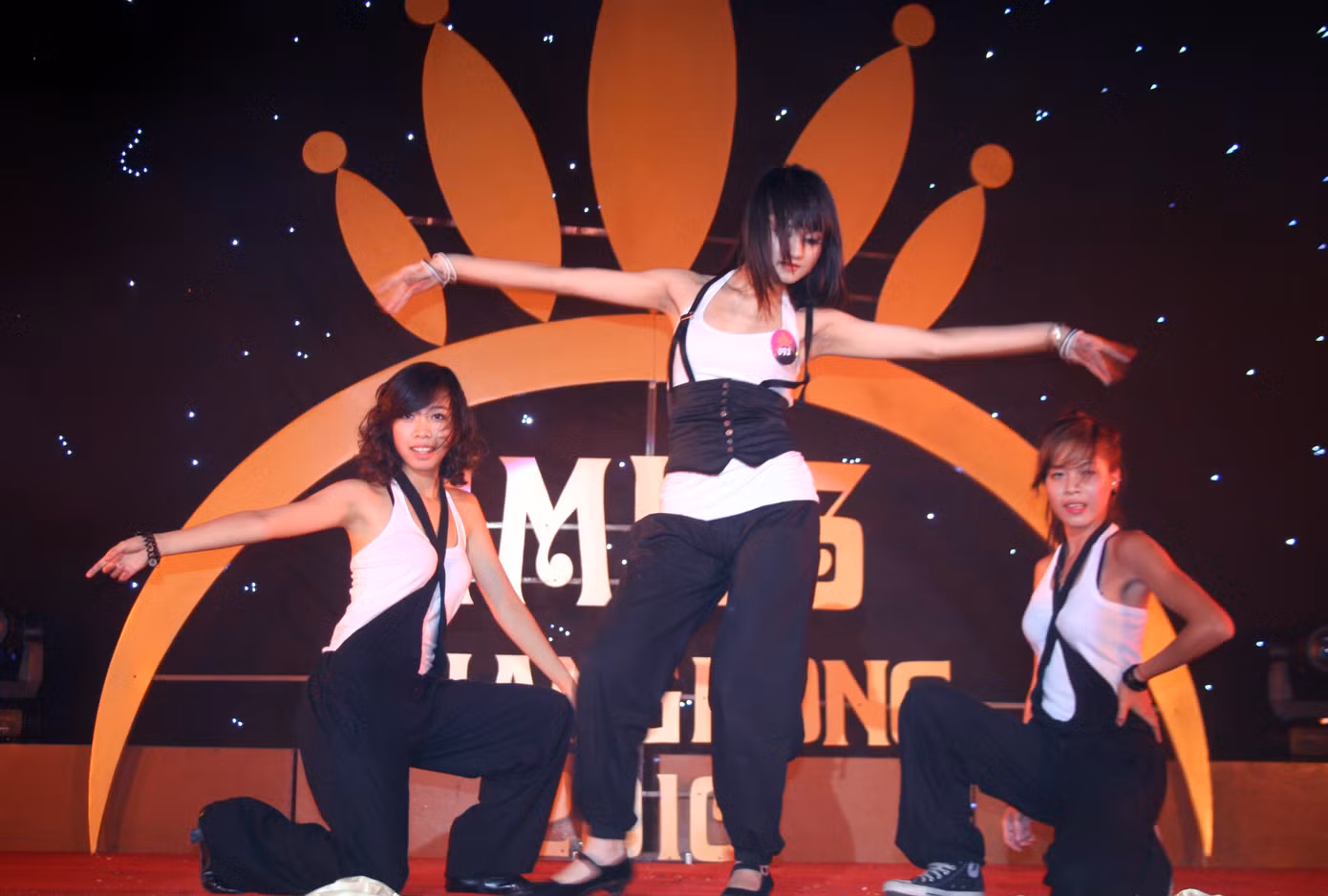 Ngụy Hải An (giữa) trong phần thi tài năng Imiss Thăng Long 2010.