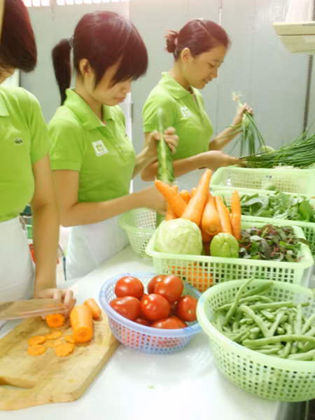 Nhân viên Nauanpro sơ chế thức ăn
