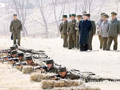 Nhà lãnh đạo Triều Tiên Kim Jong-un xem các binh sĩ của mình tập thao tác với súng trường hôm 23/3. Nguồn: Yonhap. Nhà lãnh đạo Triều Tiên Kim Jong-un xem các binh sĩ của mình tập thao tác với súng trường hôm 23/3. Nguồn: Yonhap