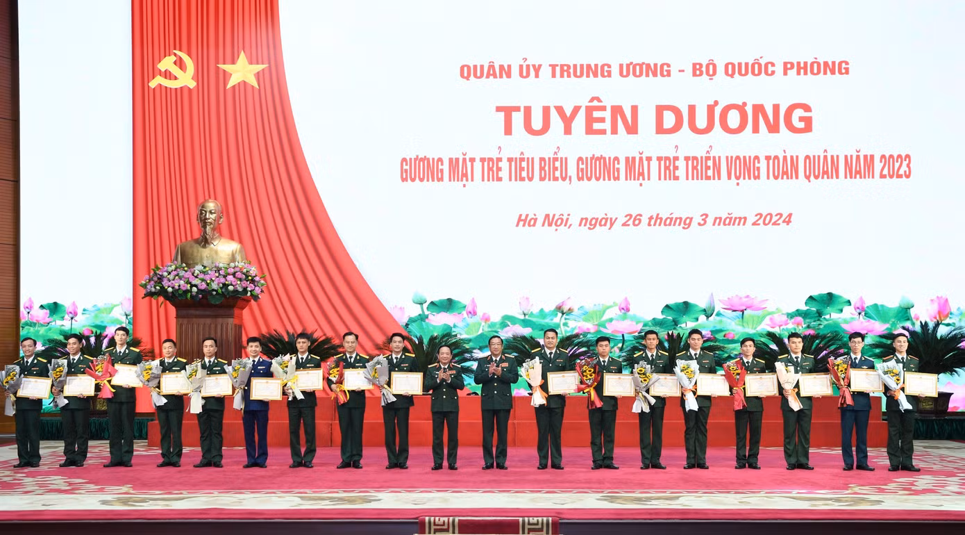 Lãnh đạo Bộ Quốc phòng, Bộ Tổng tham mưu và Tổng cục Chính trị trao Bằng khen và tặng hoa 35 GMTTV toàn quân năm 2023.