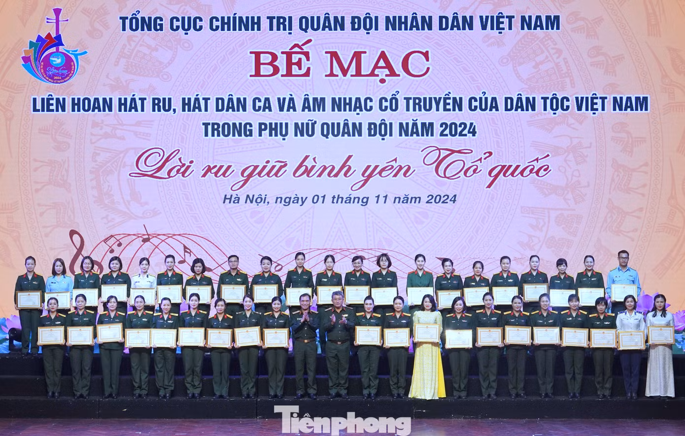 Ban tổ chức trao Bằng khen của Chủ nhiệm Tổng cục Chính trị Quân đội nhân dân Việt Nam tặng các đơn vị có tiết mục xuất sắc tại Liên hoan.