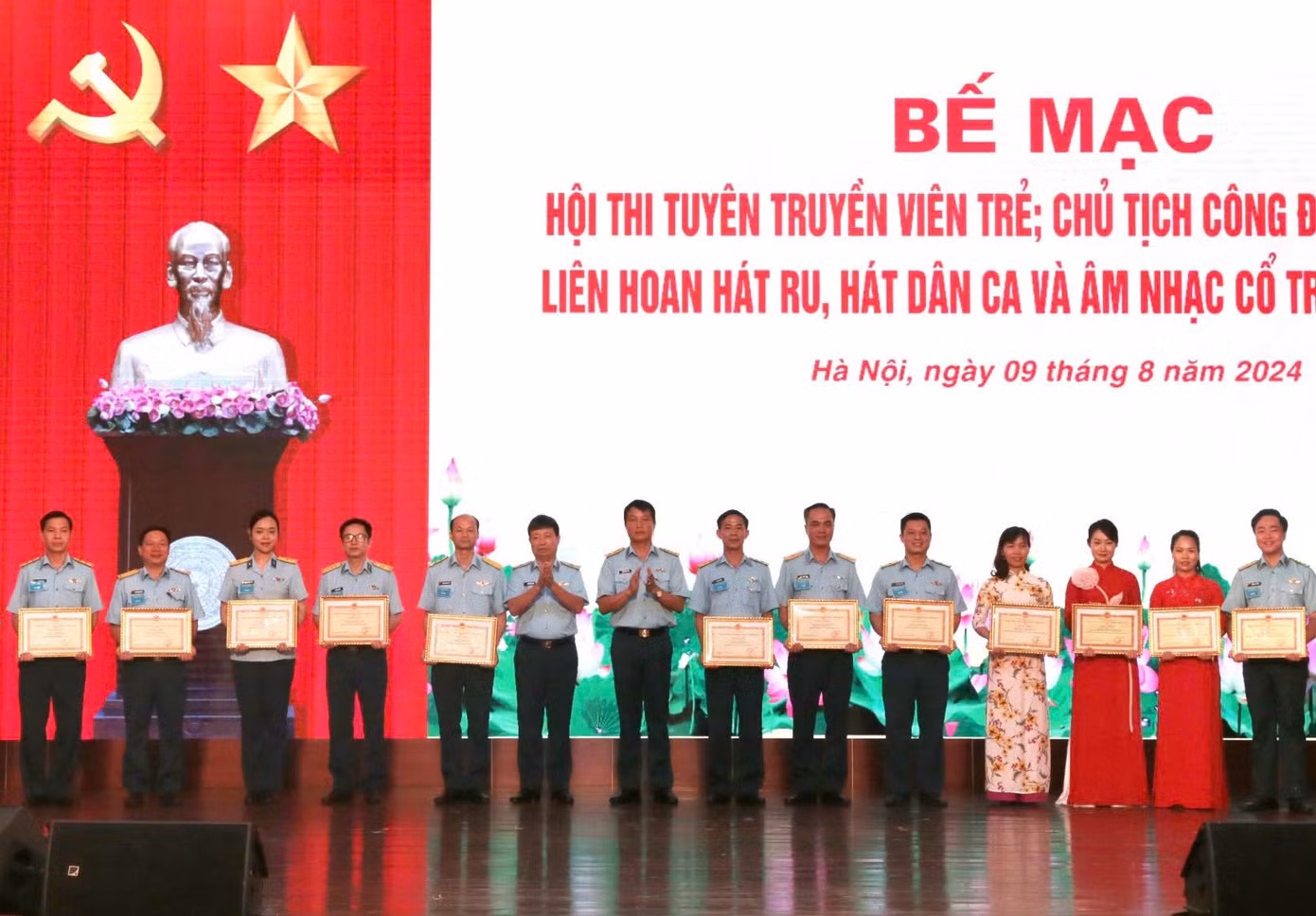 Thiếu tướng Hoàng Văn Lâu - Chủ nhiệm Chính trị Quân chủng PK-KQ và Đại tá Nguyễn Hữu Toàn - Phó Chủ nhiệm Chính trị Quân chủng PK-KQ, trao thưởng các tuyên truyền viên chính xuất sắc và cán bộ công đoàn đạt kết quả cao tại hai Hội thi. Thiếu tướng Hoàng Văn Lâu - Chủ nhiệm Chính trị Quân chủng PK-KQ và Đại tá Nguyễn Hữu Toàn - Phó Chủ nhiệm Chính trị Quân chủng PK-KQ, trao thưởng các tuyên truyền viên chính xuất sắc và cán bộ công đoàn đạt kết quả cao tại hai Hội thi.