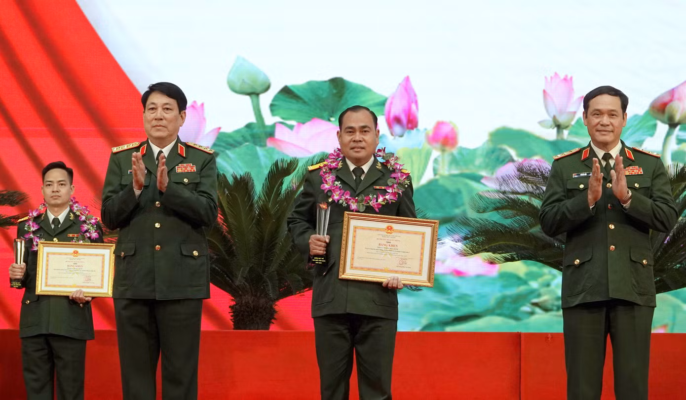Đại tướng Lương Cường - Chủ nhiệm Tổng cục Chính trị QĐND Việt Nam và Thượng tướng Vũ Hải Sản - Thứ trưởng Bộ Quốc phòng, trao Bằng khen và biểu trưng tặng các GMTTB toàn quân năm 2023.