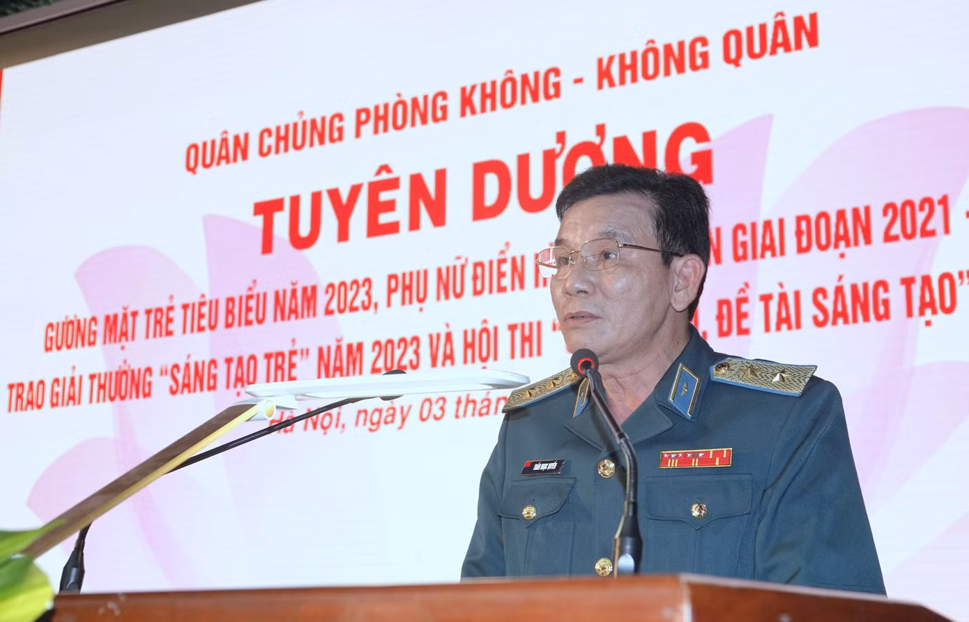 Trung tướng Trần Ngọc Quyến - Bí thư Đảng ủy, Chính ủy Quân chủng PK-KQ, phát biểu tại chương trình.