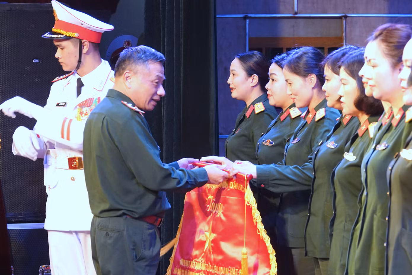 Lãnh đạo Tổng cục Chính trị Quân đội nhân dân Việt Nam và Vụ Văn hóa - Văn nghệ (Ban Tuyên giáo Trung ương), trao Cờ “Đơn vị đạt kết quả xuất sắc” tặng 34 tập thể.