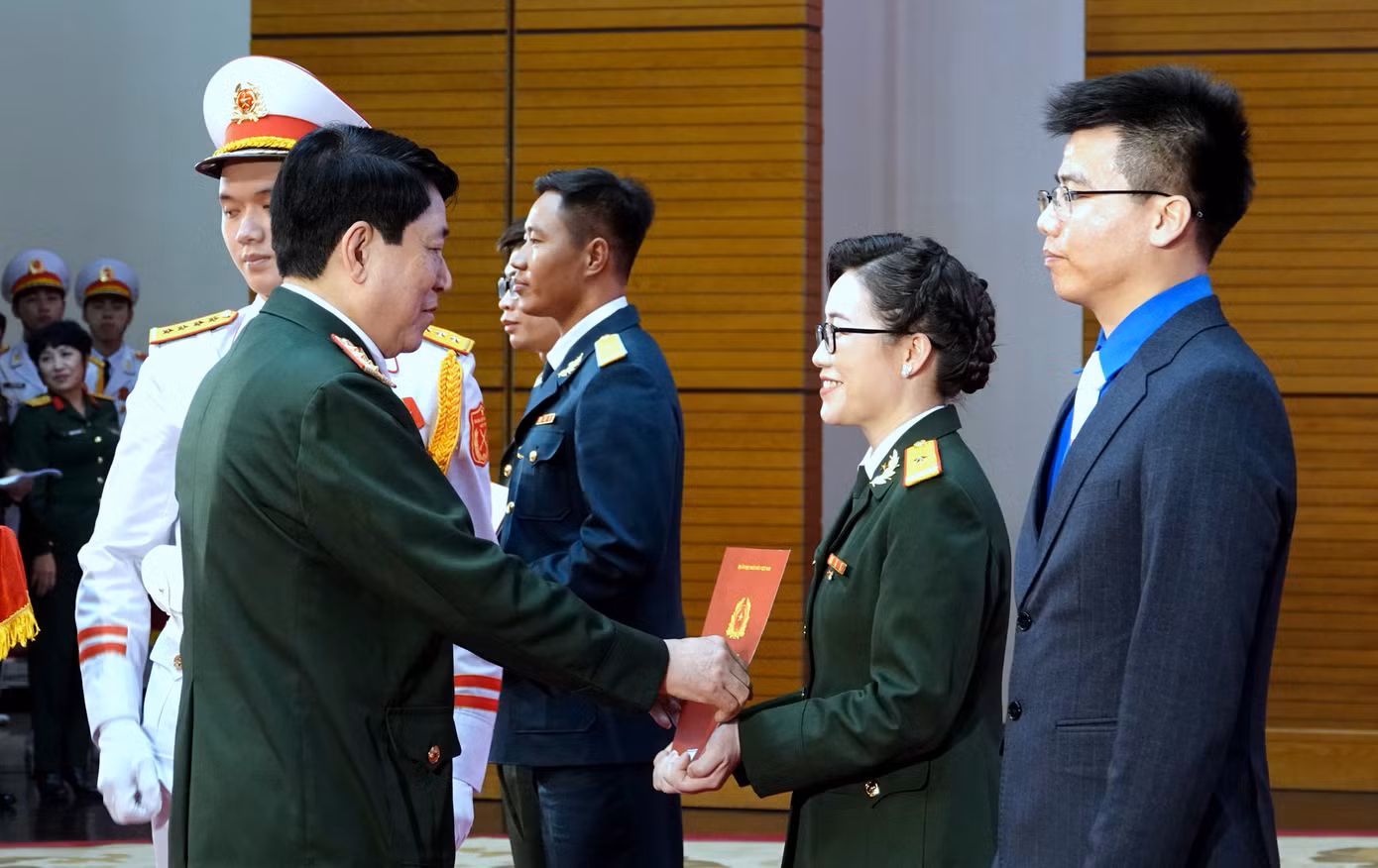 Đại tướng Lương Cường - Chủ nhiệm Tổng cục Chính trị QĐND Việt Nam, trao các Quyết định tuyển dụng cán bộ, phong, thăng quân hàm sĩ quan và nâng lương cho 4 GMTTB toàn quân năm 2023.