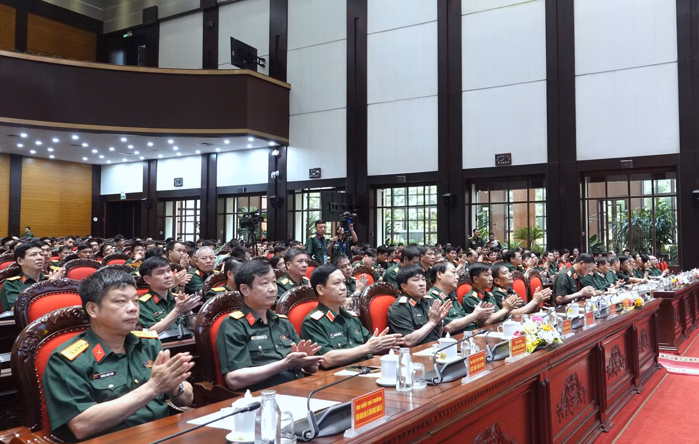 Các đại biểu tới dự và cổ vũ cho các đội thi.