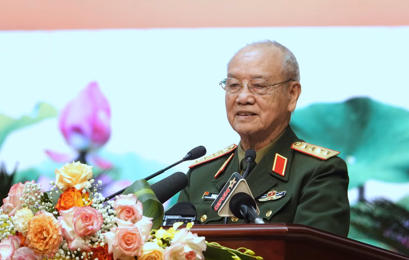 Đại tướng Phạm Văn Trà - nguyên Ủy viên Bộ Chính trị, nguyên Phó Bí thư Quân ủy Trung ương, nguyên Bộ trưởng Bộ Quốc phòng, nêu ý kiến tại Hội thảo.