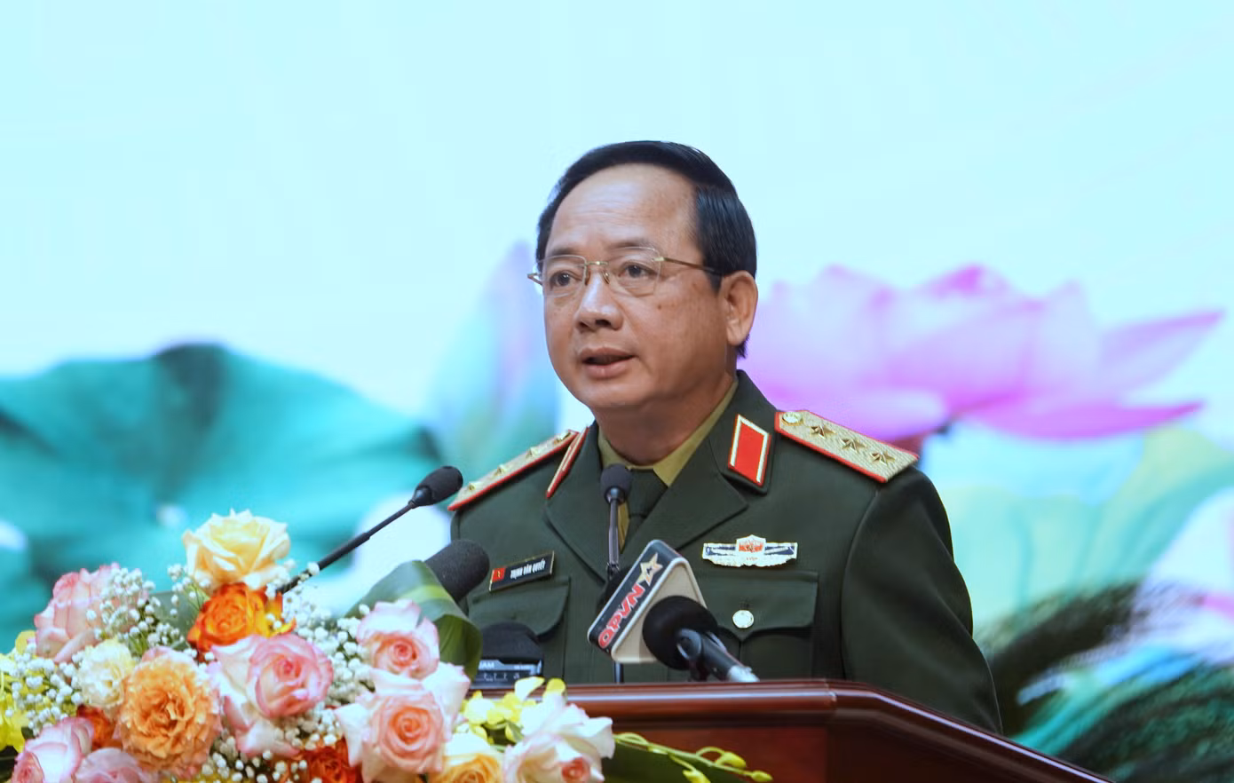 Thượng tướng Trịnh Văn Quyết - Bí thư Trung ương Đảng, Ủy viên Thường vụ Quân ủy Trung ương, Chủ nhiệm Tổng cục Chính trị QĐND Việt Nam, báo cáo đề dẫn Hội thảo.