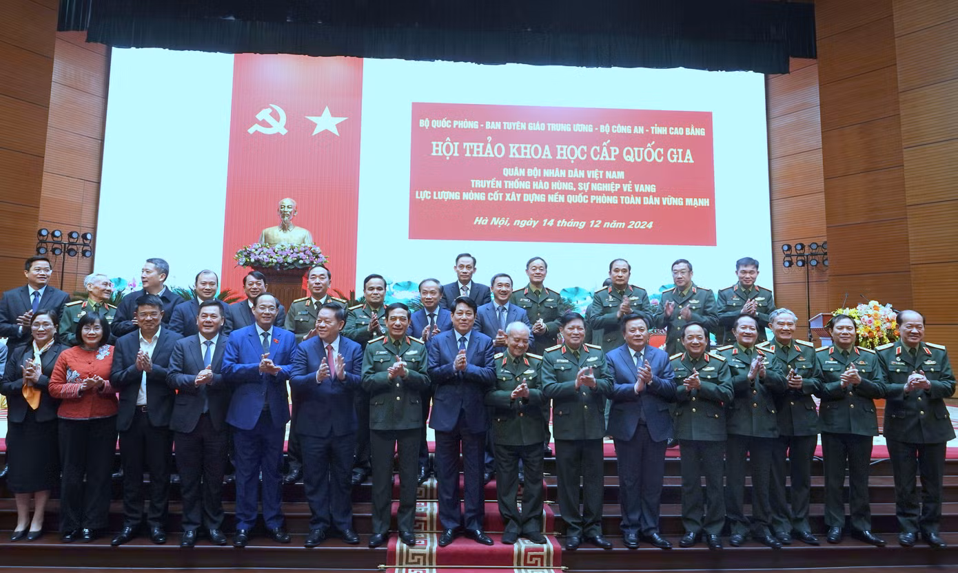 Chủ tịch nước Lương Cường cùng các đại biểu dự Hội thảo, tại trụ sở Bộ Quốc phòng.