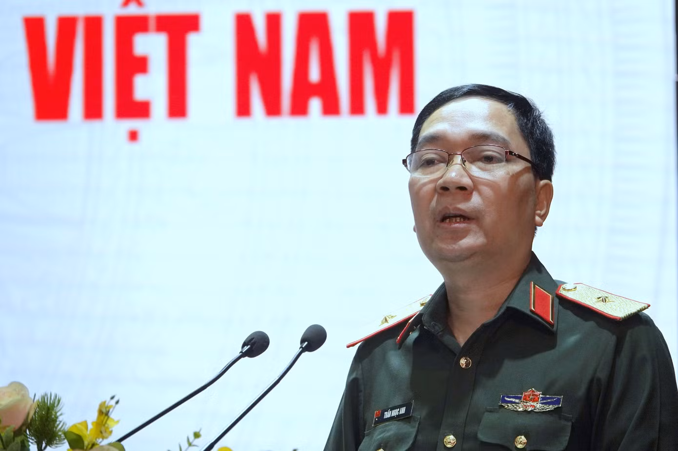 Thiếu tướng Trần Ngọc Anh - Cục trưởng Cục Chính trị (Tổng cục Chính trị), phát biểu tại họp báo. Thiếu tướng Trần Ngọc Anh - Cục trưởng Cục Chính trị (Tổng cục Chính trị), phát biểu tại họp báo.