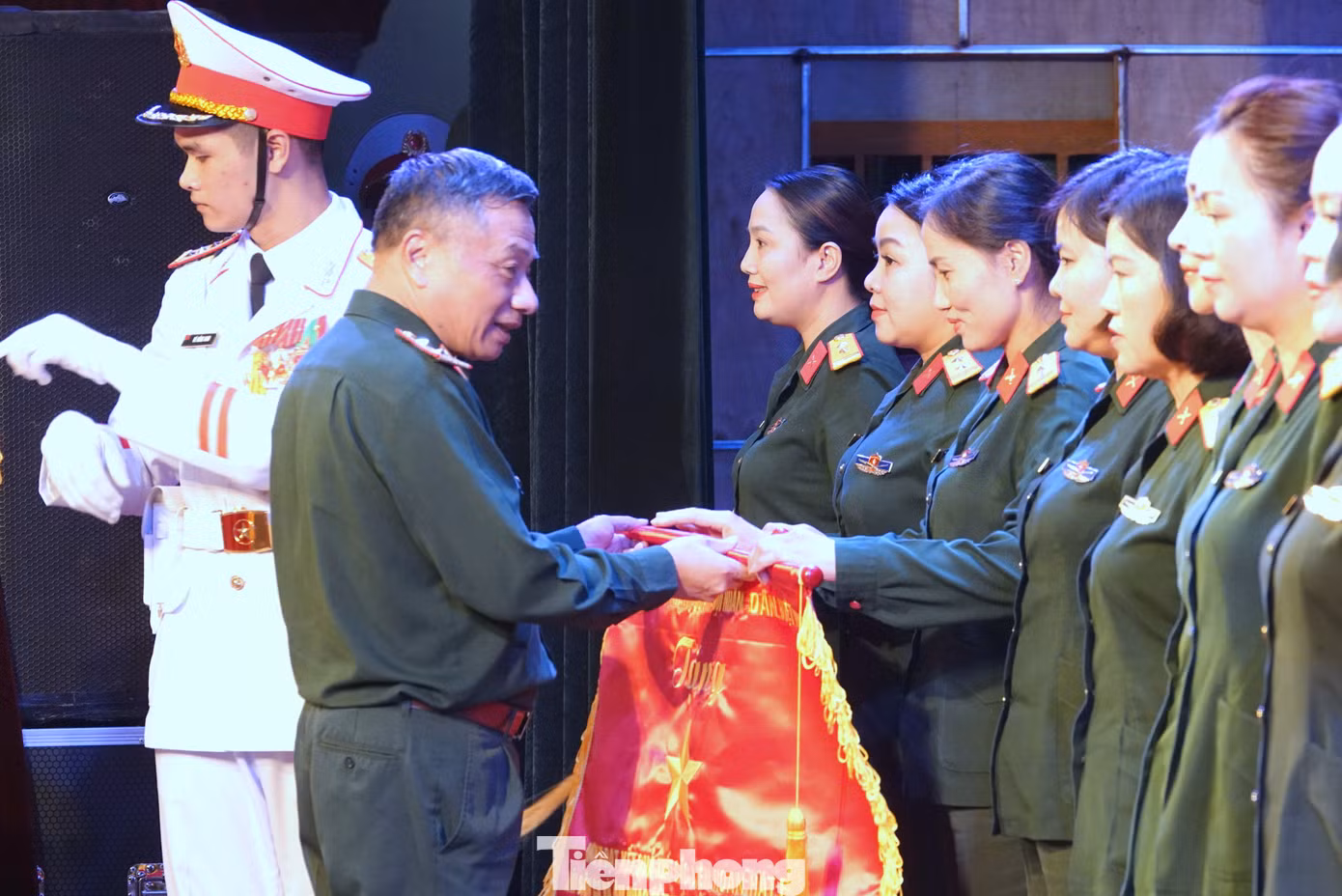 Lãnh đạo Tổng cục Chính trị Quân đội nhân dân Việt Nam và Vụ Văn hóa - Văn nghệ (Ban Tuyên giáo Trung ương), trao Cờ “Đơn vị đạt kết quả xuất sắc” tặng 34 tập thể.