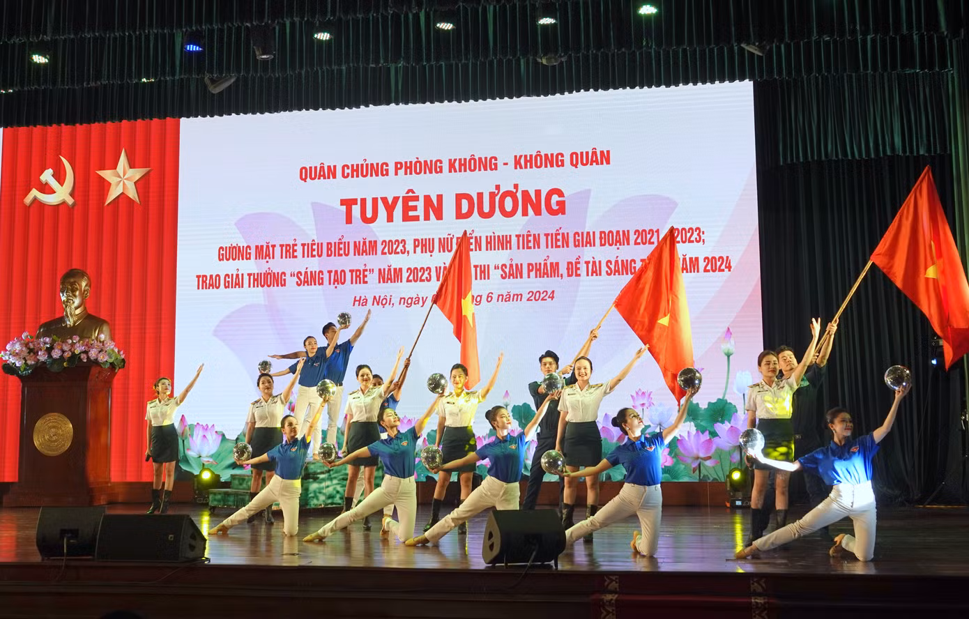 Tiết mục nghệ thuật đặc sắc tại chương trình tuyên dương.