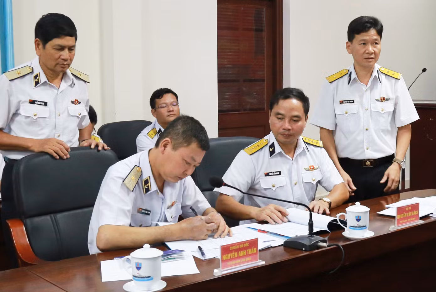 Đại tá Nguyễn Văn Bách và Chuẩn Đô đốc Nguyễn Anh Tuấn ký bàn giao chức trách, nhiệm vụ Tư lệnh Vùng 4 Hải quân, ngày 1/6.