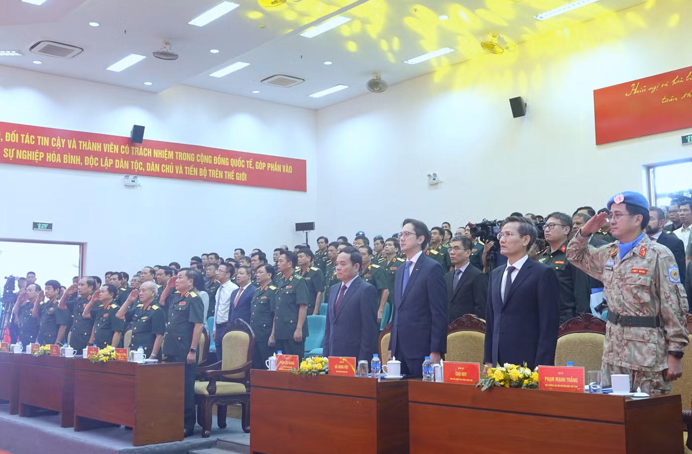 Các đại biểu dự lễ kỷ niệm. Các đại biểu dự lễ kỷ niệm.