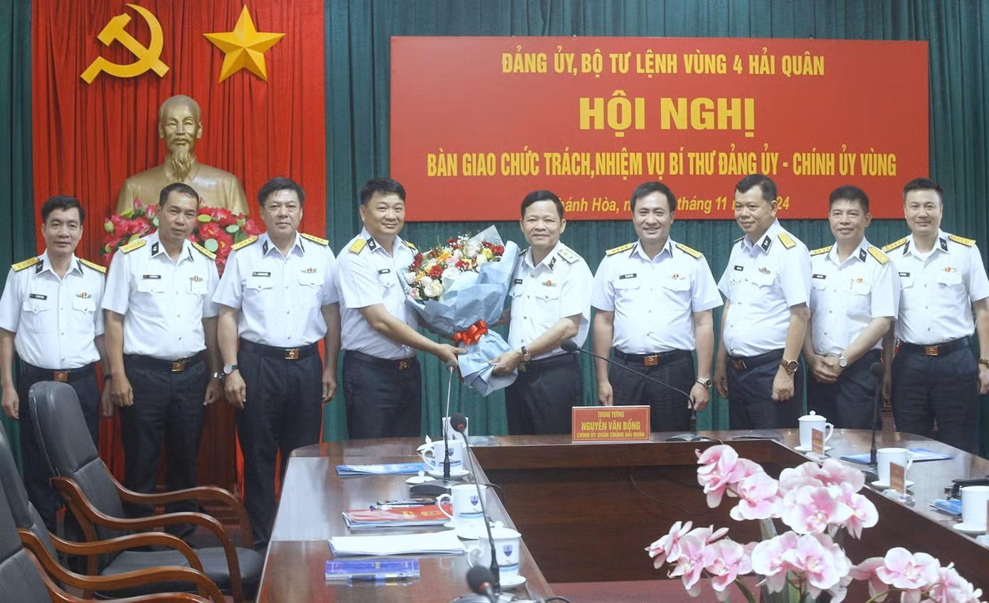 Lãnh đạo Quân chủng Hải quân tặng hoa chúc mừng Thượng tá Bùi Xuân Bình. Lãnh đạo Quân chủng Hải quân tặng hoa chúc mừng Thượng tá Bùi Xuân Bình.