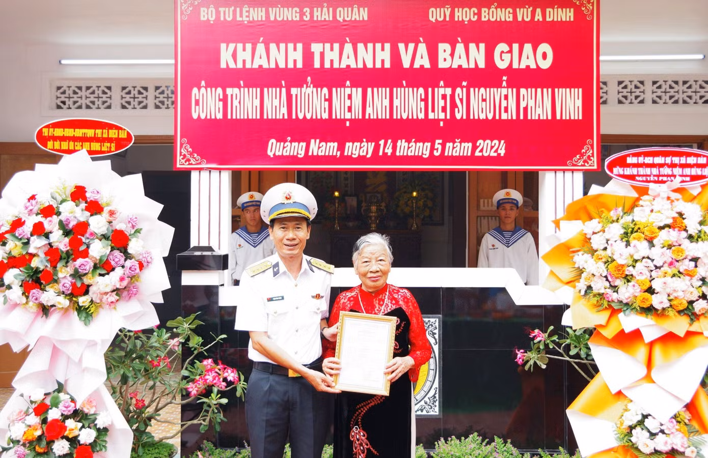 Lãnh đạo Vùng 3 Hải quân trao quyết định bàn giao công trình tu bổ, tôn tạo cho thân nhân gia đình Anh hùng liệt sĩ Nguyễn Phan Vinh. Nhân dịp này, Bộ Tư lệnh Vùng 3 Hải quân và các tổ chức, cá nhân cũng đã trao tặng gia đình nhiều phần quà giá trị.