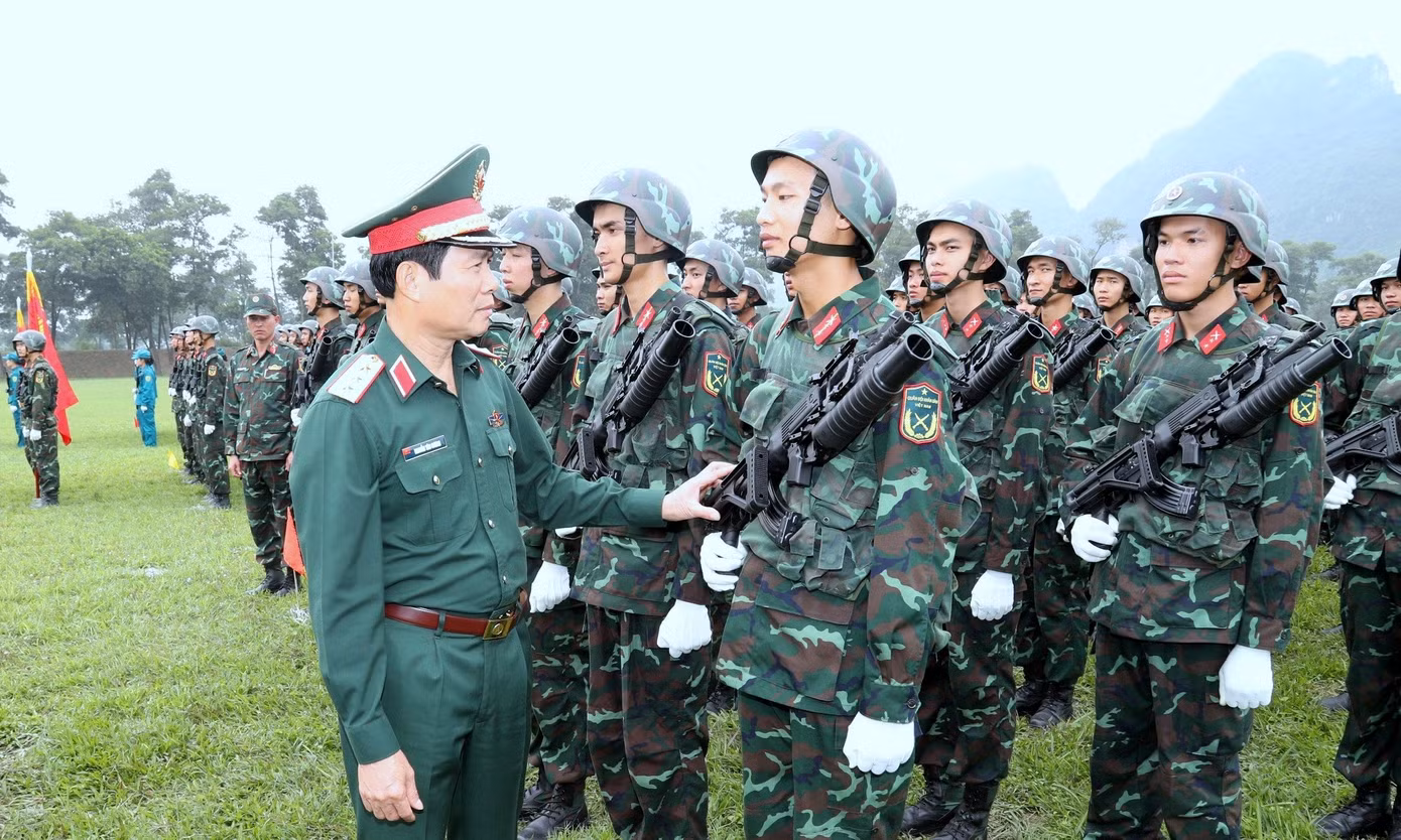 Tổng Tham mưu trưởng Nguyễn Tân Cương kiểm tra một đơn vị Quân đội. Tổng Tham mưu trưởng Nguyễn Tân Cương kiểm tra một đơn vị Quân đội.