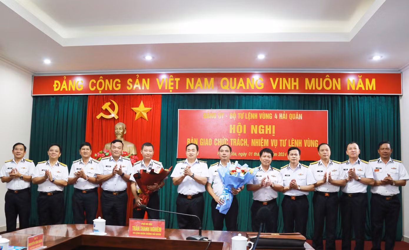 Tư lệnh Hải quân Trần Thanh Nghiêm cùng các đại biểu chúc mừng Đại tá Nguyễn Văn Bách và Chuẩn Đô đốc Nguyễn Anh Tuấn.