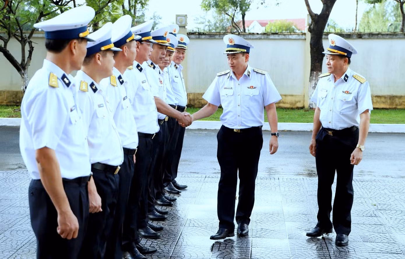Phó Đô đốc Trần Thanh Nghiêm tới kiểm tra Vùng 3 Hải quân, ngày 18/11. Phó Đô đốc Trần Thanh Nghiêm tới kiểm tra Vùng 3 Hải quân, ngày 18/11.