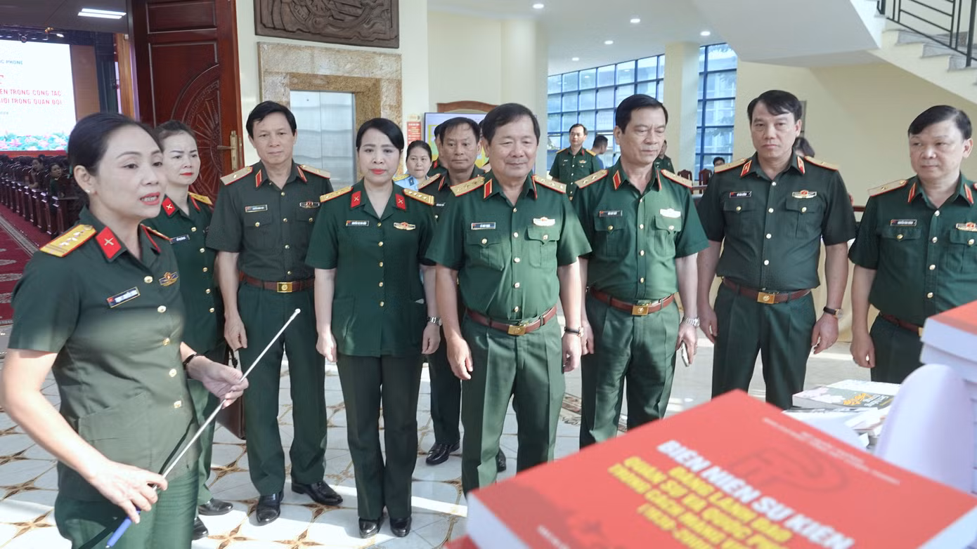 Thứ trưởng Bộ Quốc phòng Lê Huy Vịnh cùng các đại biểu tham quan khu trưng bày tại chương trình gặp mặt.