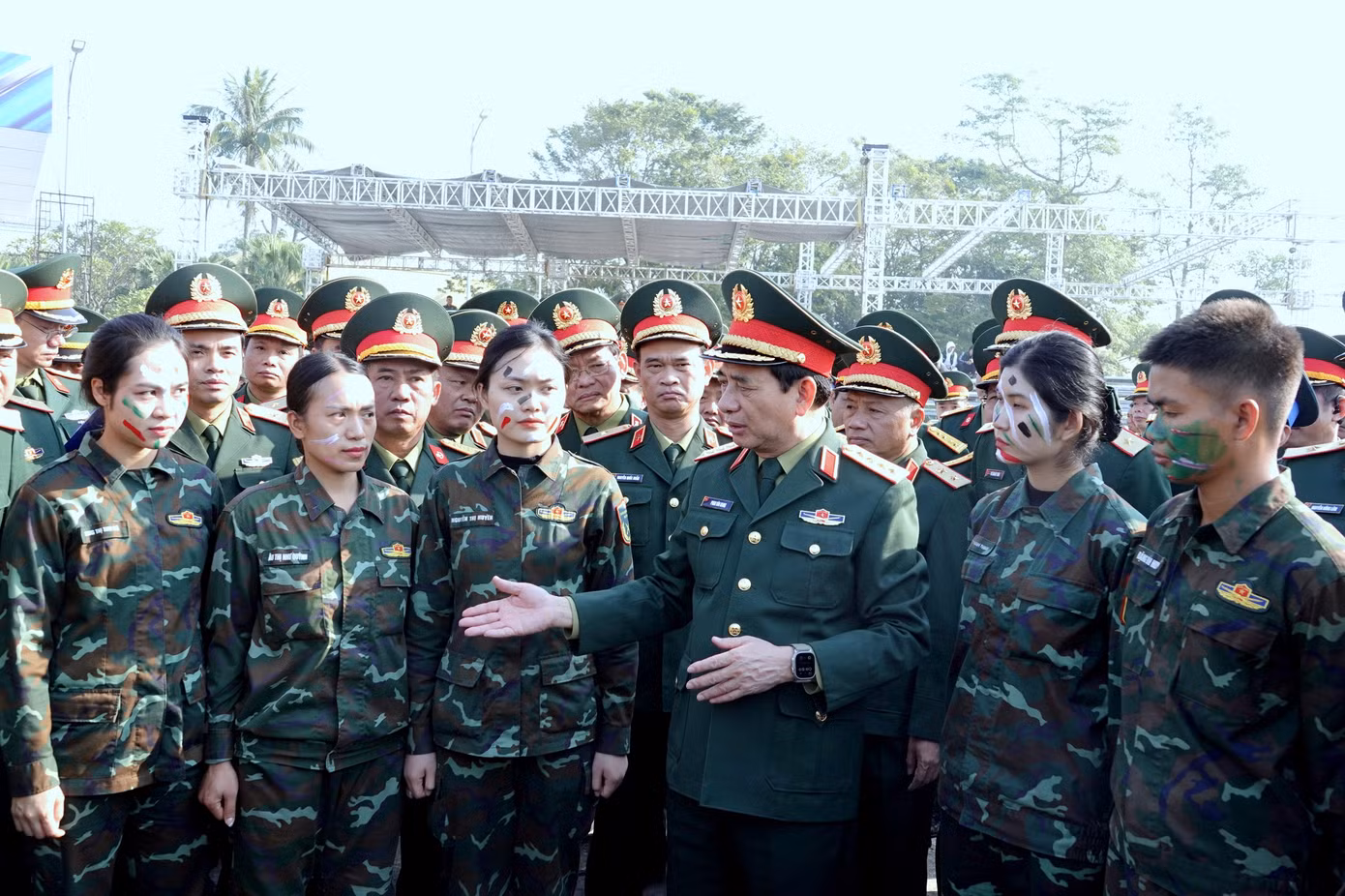 Đại tướng Phan Văn Giang - Bộ trưởng Bộ Quốc phòng, trò chuyện, động viên các chiến đấu viên của Binh chủng Đặc công tham gia trình diễn trong lễ khai mạc Triển lãm Quốc phòng quốc tế Việt Nam 2024. Ảnh: Nguyễn Minh