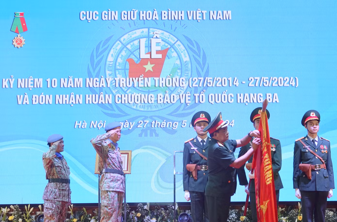 Thượng tướng Hoàng Xuân Chiến - Thứ trưởng Bộ Quốc phòng, trao Huân chương Bảo vệ Tổ quốc hạng Ba tặng Đội Công binh số 1. Thượng tướng Hoàng Xuân Chiến - Thứ trưởng Bộ Quốc phòng, trao Huân chương Bảo vệ Tổ quốc hạng Ba tặng Đội Công binh số 1.