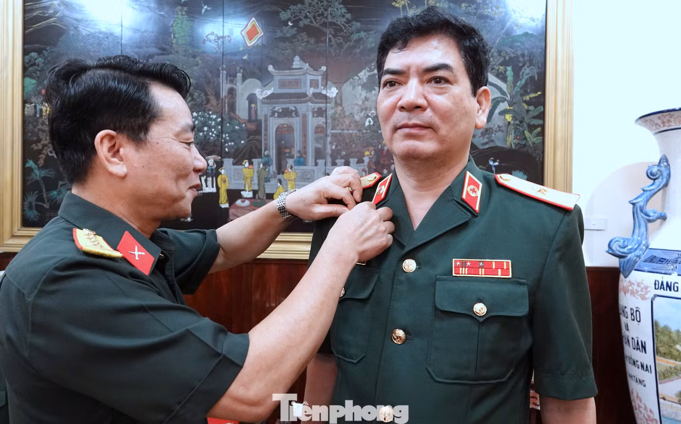 Đại tá Phạm Văn Hiếu - Phó Chính ủy Bộ Tư lệnh Bảo vệ Lăng Chủ tịch Hồ Chí Minh gắn Huy hiệu Bác Hồ tặng lãnh đạo Học viện Quân y, sáng 22/9.
