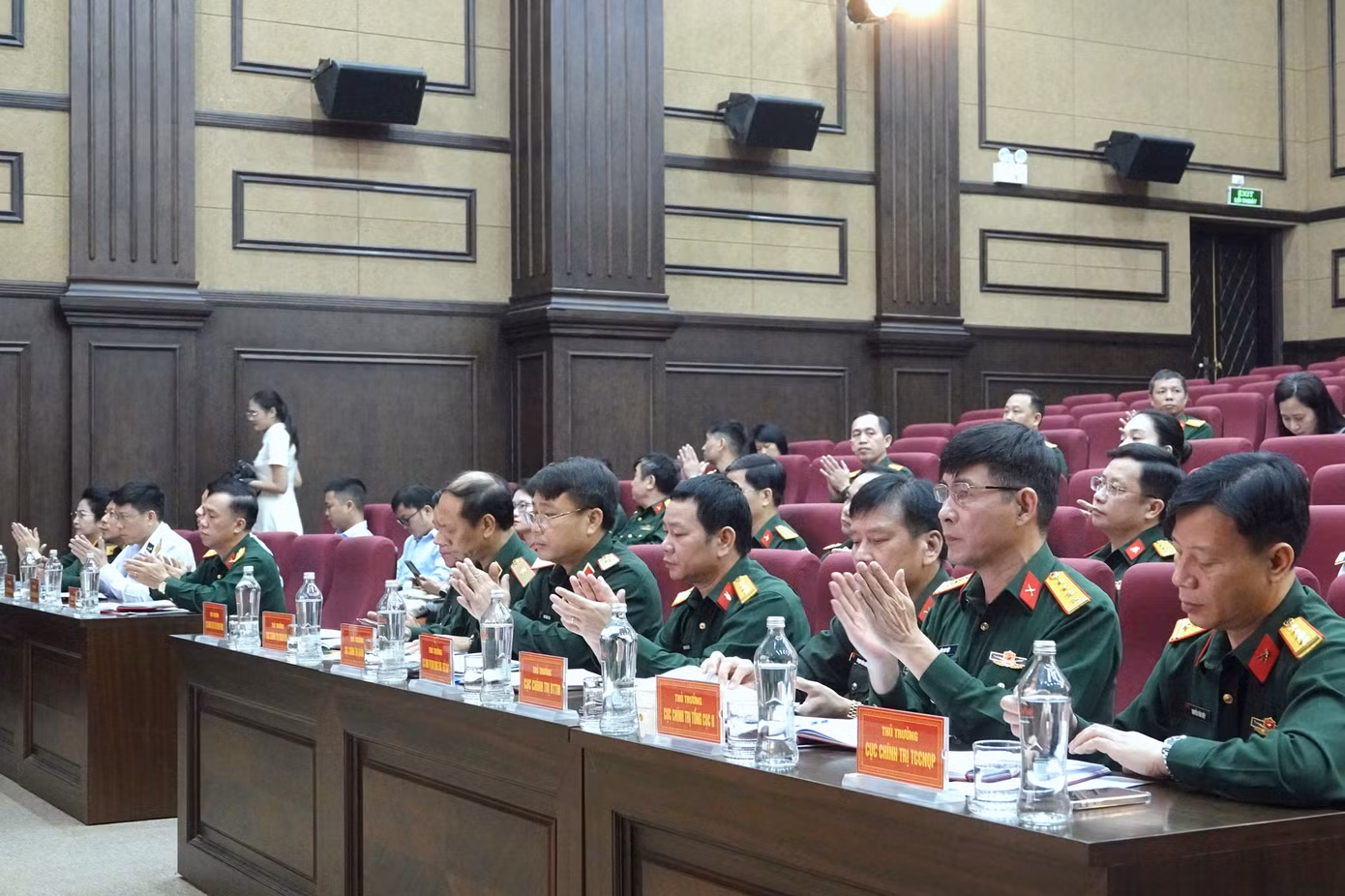 Các đại biểu tham dự họp báo. Các đại biểu tham dự họp báo.