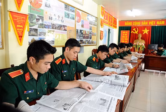 Và không quên cập nhật tin tức qua sách báo 