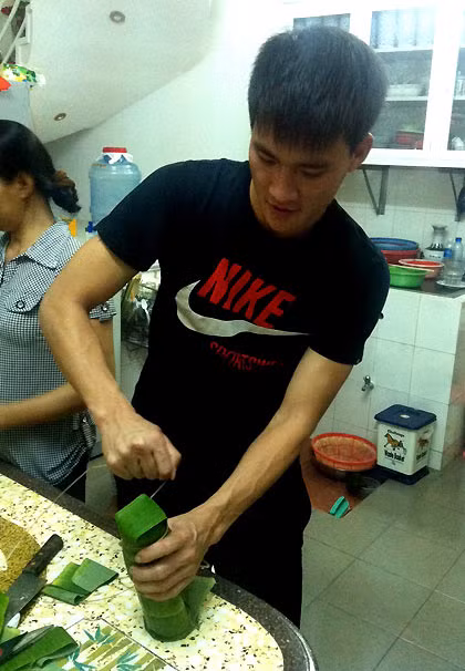 Đến công đoạn này, Công Vinh đã có thể phụ gói.