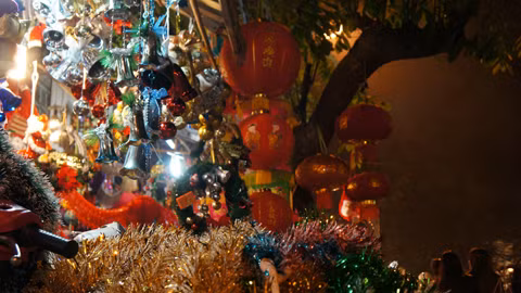 Thị trường Noel không chỉ đa dạng về chủng loại, kiểu dáng, màu sắc mà còn phong phú về giá cả… 