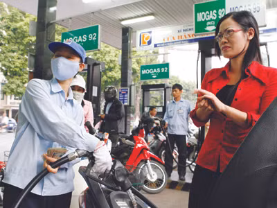Người tiêu dùng luôn thấp thỏm với giá xăng dầu. Ảnh: Hồng vĩnh 